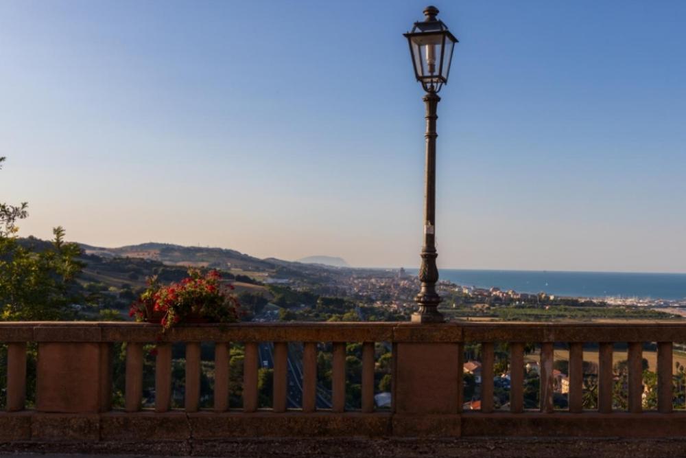 Meerblick von einem Balkon mit Laterne und Blumen.