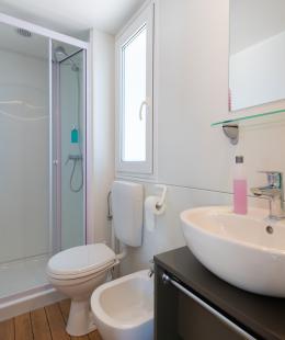 Bagno moderno con doccia, lavabo e bidet.