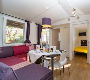 Intérieur d'une maison mobile avec cuisine et salle à manger.