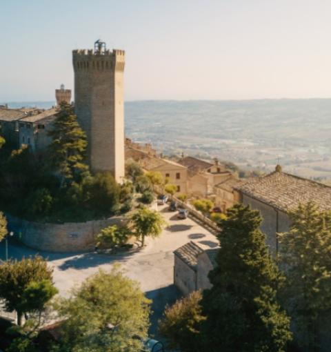 Mittelalterlicher Turm in einem Bergdorf mit Panoramablick.