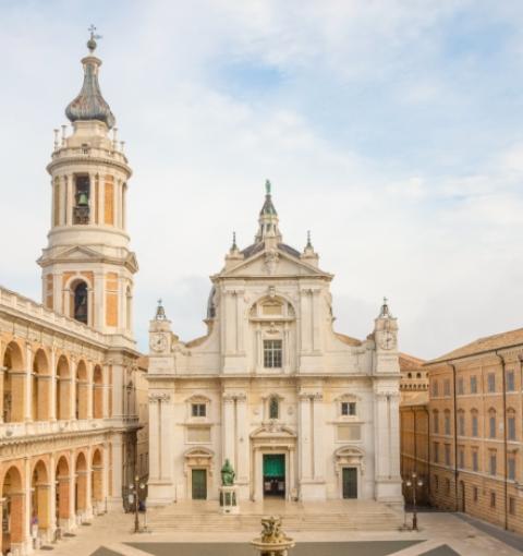 Platz mit historischer Basilika und zentralem Brunnen, Renaissance-Architektur.