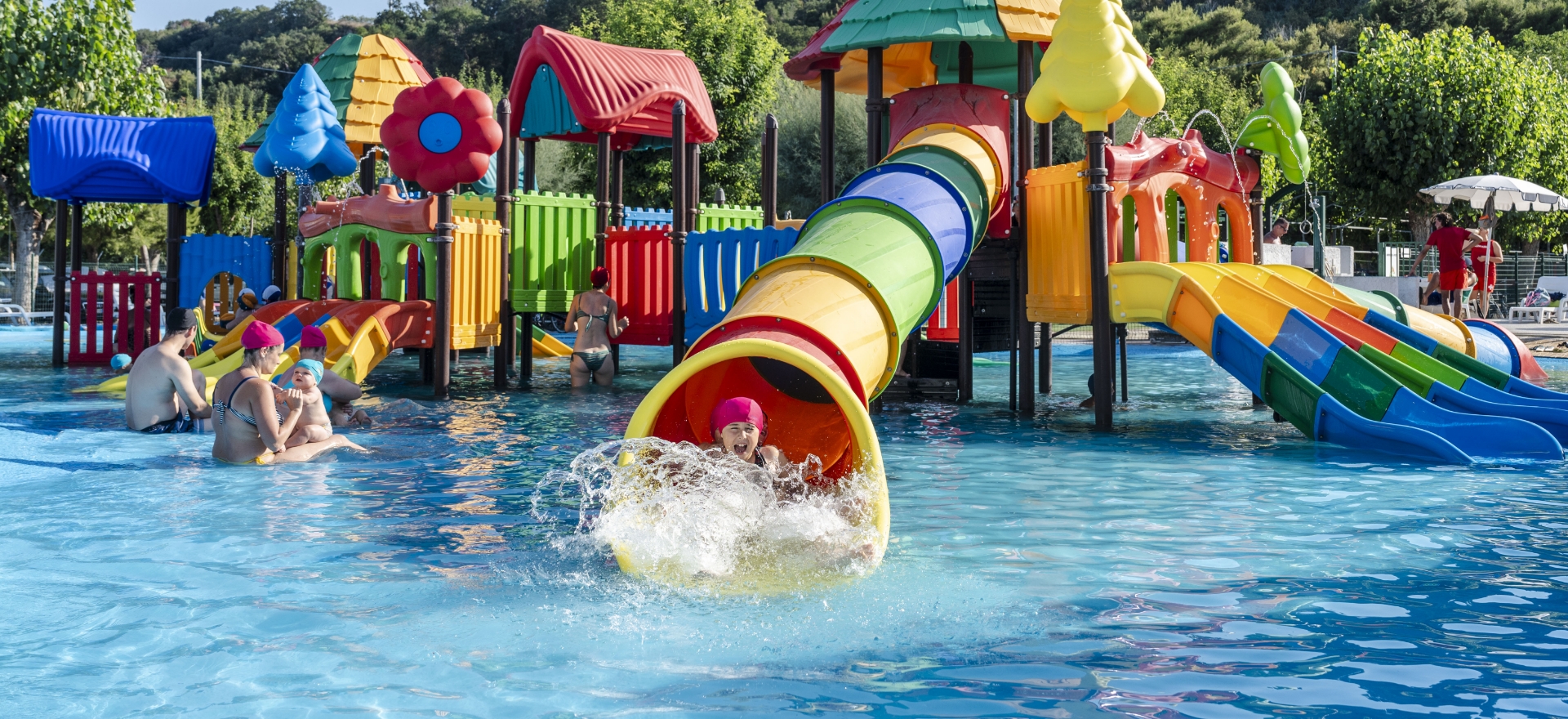 Parc aquatique coloré avec toboggans et jeux pour enfants.